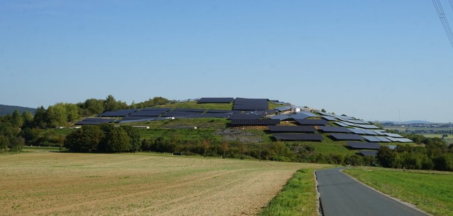 Eine Freiflächenphotovolatikanlage auf der Halde am Laybruch 